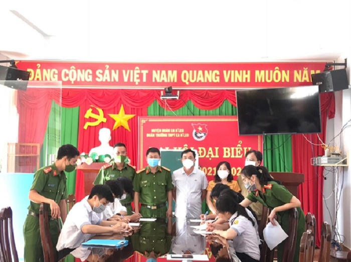 Công an huyện tổ chức tuyên truyền, ký cam kết không sử dụng pháo nổ trong dịp tết Nguyên đán cho học sinh tại trường THPT Ea H’Leo